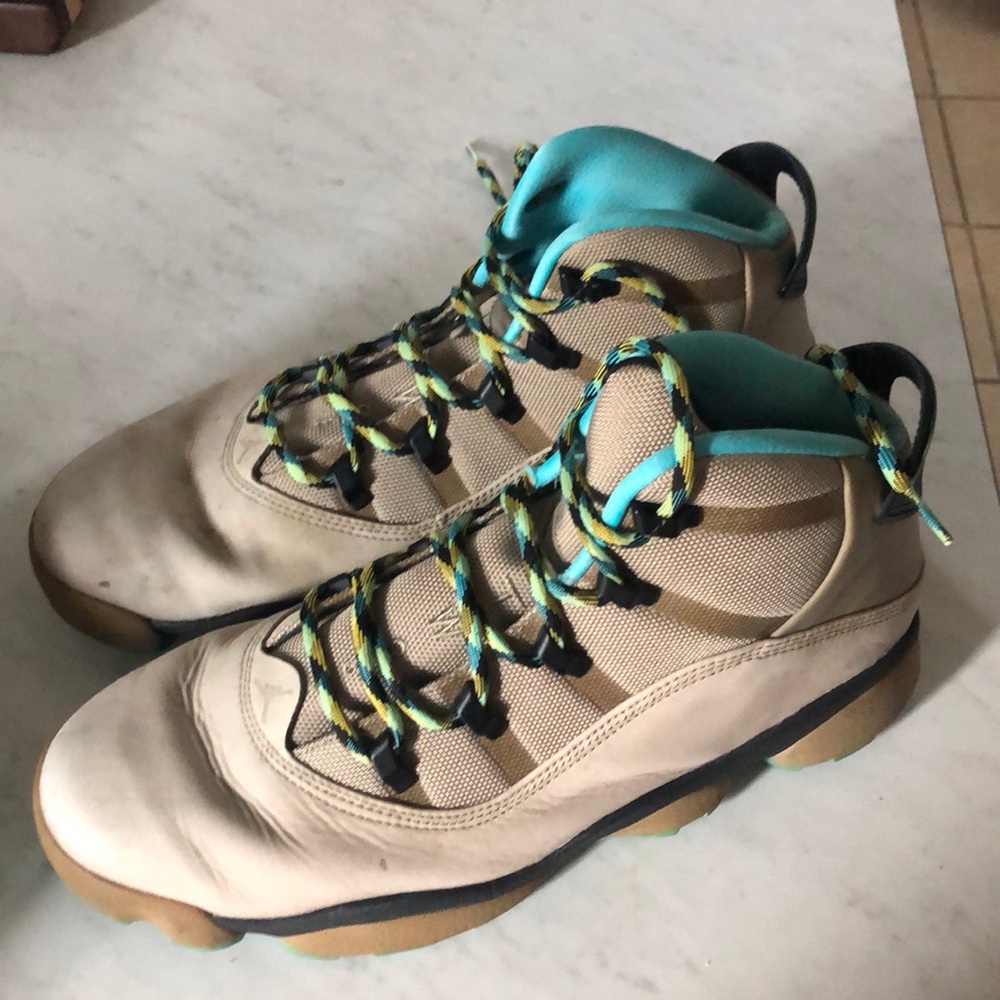 2 pair of Nike shoes